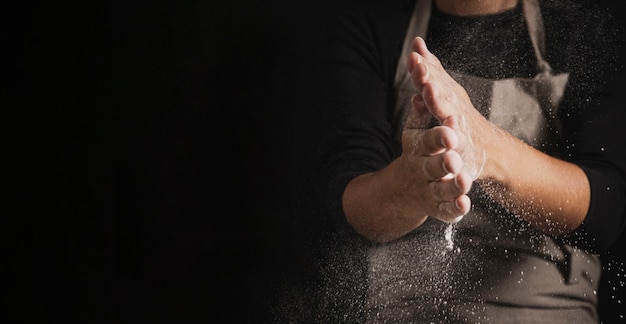 Baker nettoyant les mains de la farine