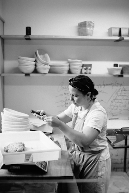 Baker pesant des portions de pâte pour la cuisson du pain à la fabrication