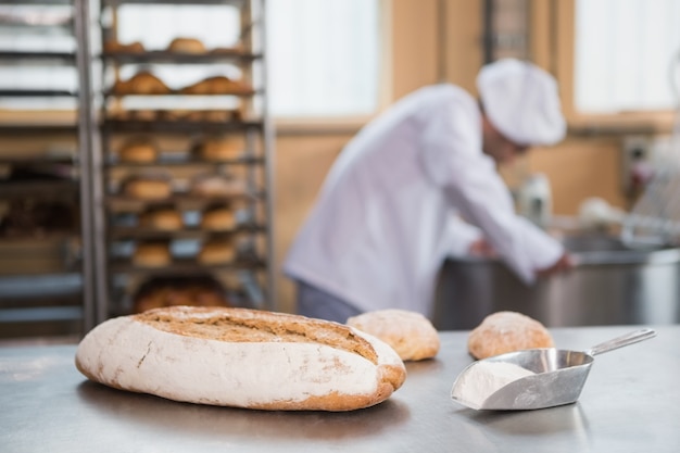 Baker prépare la pâte dans un mélangeur industriel