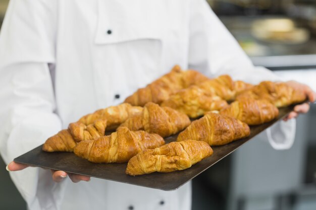 Baker présentant des croissants