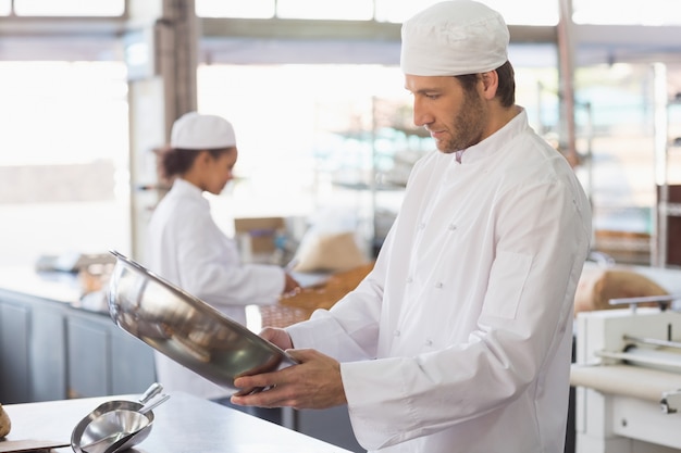 Baker à la recherche dans un bol