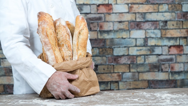 Baker tenant des baguettes de pain français