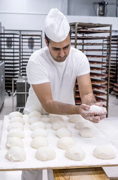 Baker en train de pétrir du pain