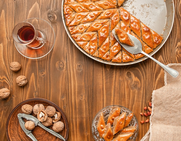 Baklava Aux Noix Sur Un Fond En Bois. Mise Au Point Sélective.