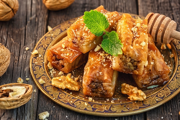 Baklava dessert traditionnel arabe avec du miel et des noix