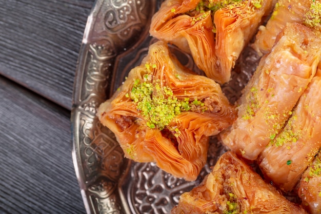 Baklava dessert turc arabe avec du miel et des noix sur une plaque d'argent