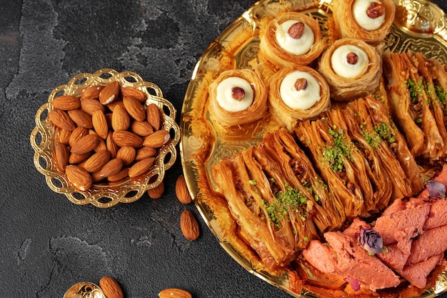 Baklava dessert turc aux noix sur fond noir