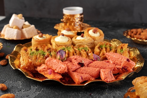 Baklava dessert turc avec une tasse de café sur fond noir