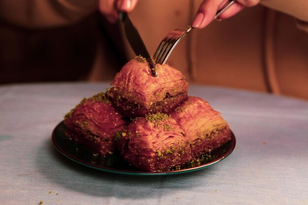 Baklava dessert turc traditionnel avec noix de cajou, noix. Baklava maison aux noix et au miel.