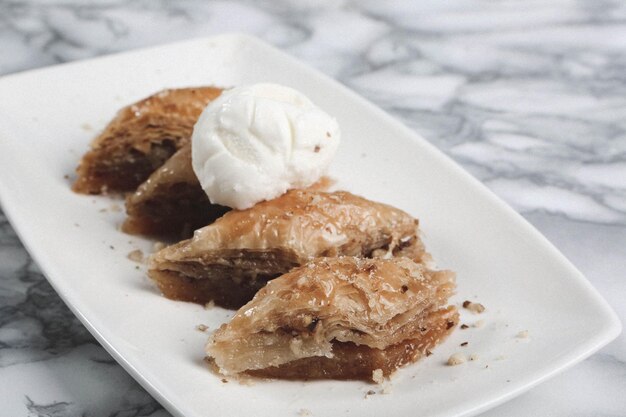 Baklava dessert turc traditionnel avec noix de cajou, noix. Baklava maison aux noix et au miel.