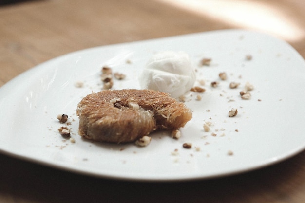 Baklava dessert turc traditionnel avec noix de cajou, noix. Baklava maison aux noix et au miel.