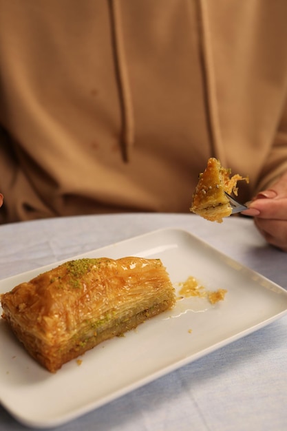 Baklava dessert turc traditionnel avec noix de cajou, noix. Baklava maison aux noix et au miel.