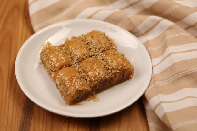 Baklava dessert turc traditionnel avec noix de cajou, noix. Baklava maison aux noix et au miel.