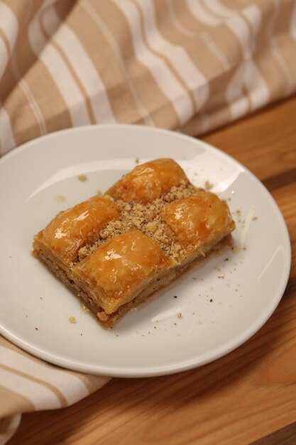 Baklava dessert turc traditionnel avec noix de cajou, noix. Baklava maison aux noix et au miel.