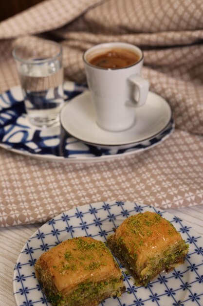 Baklava dessert turc traditionnel avec noix de cajou, noix. Baklava maison aux noix et au miel.