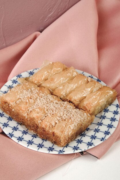 Baklava dessert turc traditionnel avec noix de cajou, noix. Baklava maison aux noix et au miel.