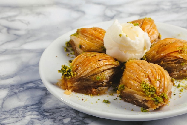 Baklava dessert turc traditionnel avec noix de cajou, noix. Baklava maison aux noix et au miel.