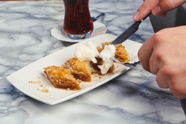 Baklava dessert turc traditionnel avec noix de cajou, noix. Baklava maison aux noix et au miel.