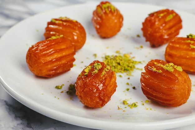 Baklava dessert turc traditionnel avec noix de cajou, noix. Baklava maison aux noix et au miel.