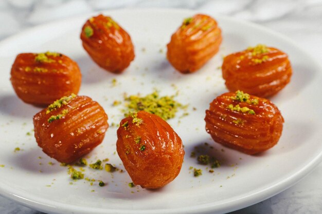 Baklava dessert turc traditionnel avec noix de cajou, noix. Baklava maison aux noix et au miel.