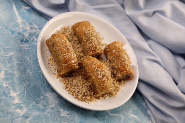 Baklava dessert turc traditionnel avec noix de cajou, noix. Baklava maison aux noix et au miel.