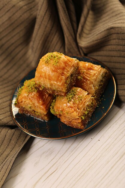 Baklava dessert turc traditionnel avec noix de cajou, noix. Baklava maison aux noix et au miel.