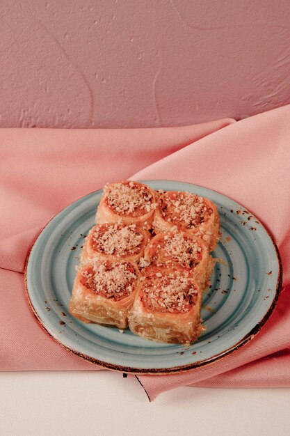 Baklava dessert turc traditionnel avec noix de cajou, noix. Baklava maison aux noix et au miel.