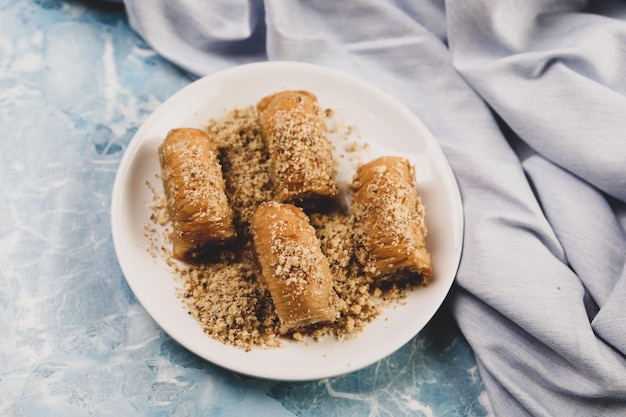 Baklava dessert turc traditionnel avec noix de cajou, noix. Baklava maison aux noix et au miel.