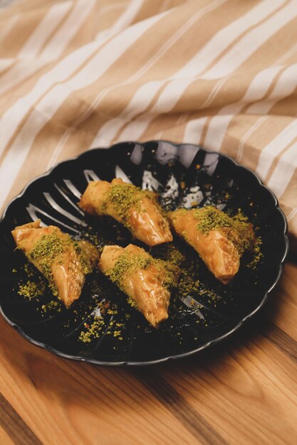 Baklava dessert turc traditionnel avec noix de cajou, noix. Baklava maison aux noix et au miel.