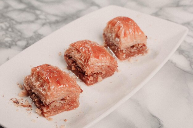 Baklava dessert turc traditionnel avec noix de cajou, noix. Baklava maison aux noix et au miel.