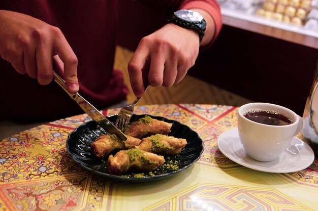 Baklava dessert turc traditionnel avec noix de cajou, noix. Baklava maison aux noix et au miel.