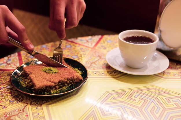 Baklava dessert turc traditionnel avec noix de cajou, noix. Baklava maison aux noix et au miel.