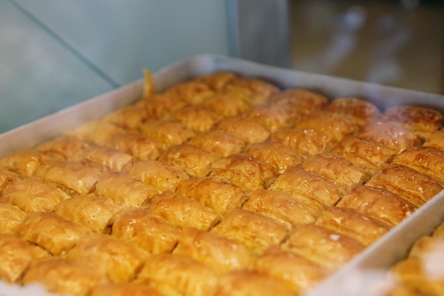 Baklava dessert turc traditionnel avec noix de cajou, noix. Baklava maison aux noix et au miel.