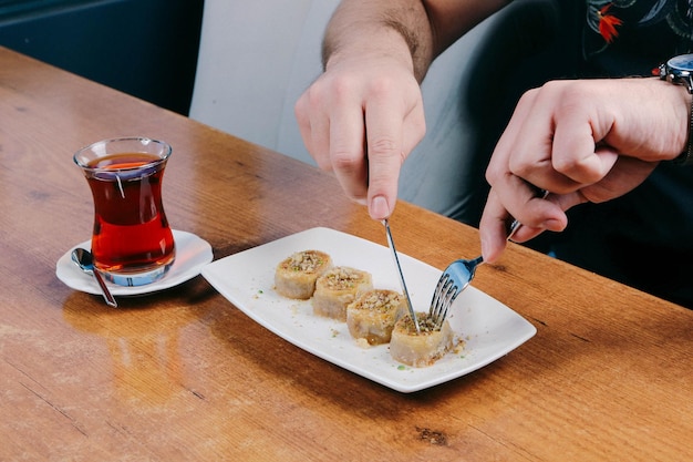 Baklava dessert turc traditionnel avec noix de cajou, noix. Baklava maison aux noix et au miel.
