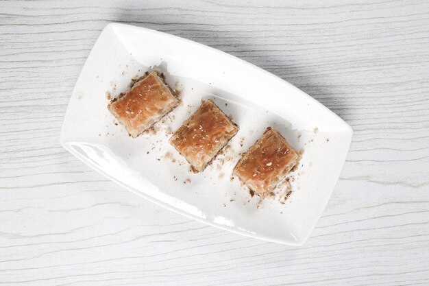 Baklava dessert turc traditionnel avec noix de cajou, noix. Baklava maison aux noix et au miel.