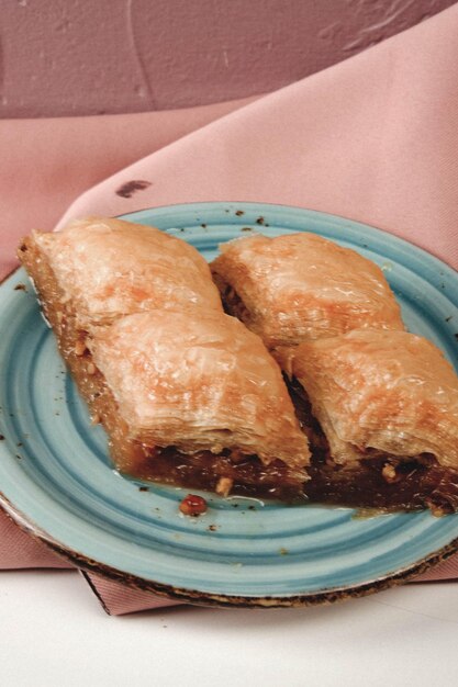 Baklava dessert turc traditionnel avec noix de cajou, noix. Baklava maison aux noix et au miel.