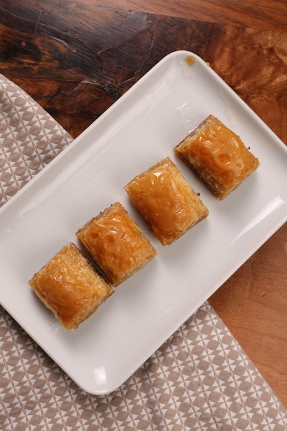 Baklava dessert turc traditionnel avec noix de cajou, noix. Baklava maison aux noix et au miel.