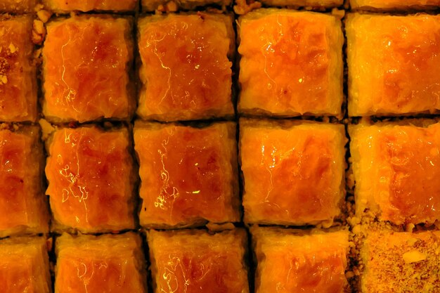 Baklava dessert turc traditionnel avec noix de cajou, noix. Baklava maison aux noix et au miel.