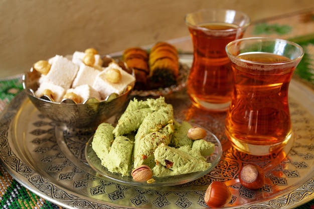 Baklava doux turc sur plateau en métal avec du thé turc