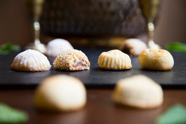 Le baklava est un gâteau fait avec une pâte de pistaches ou de noix concassées, répartie dans une pâte phyllo