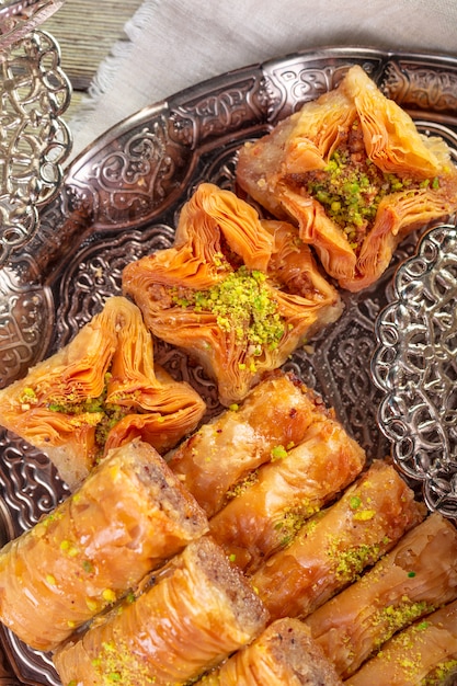 Baklava fraîche sur une assiette, baklava à la pistache