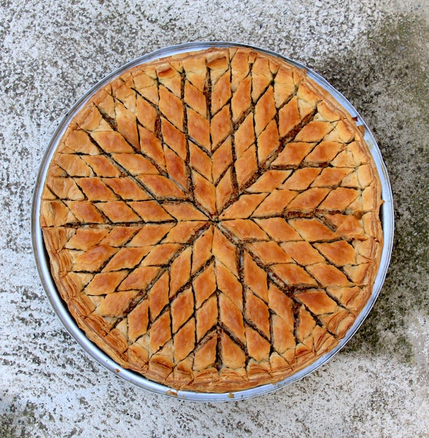 baklava fraîchement cuit sur une assiette de couleur argentée image d'un