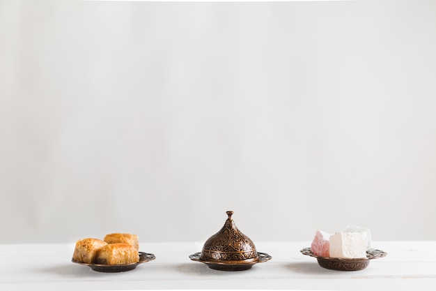 Baklava lokum et soucoupe avec couvercle