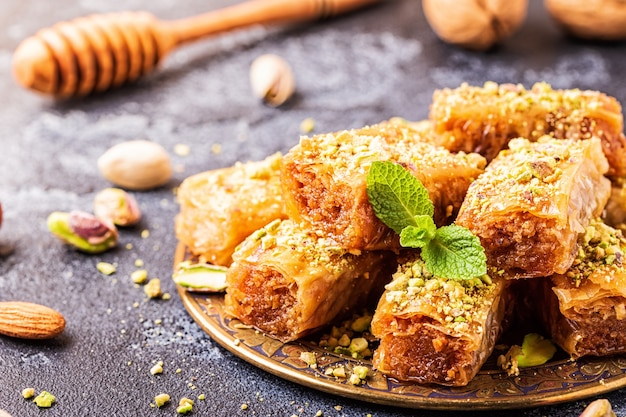 Baklava maison aux noix et miel, mise au point sélective.