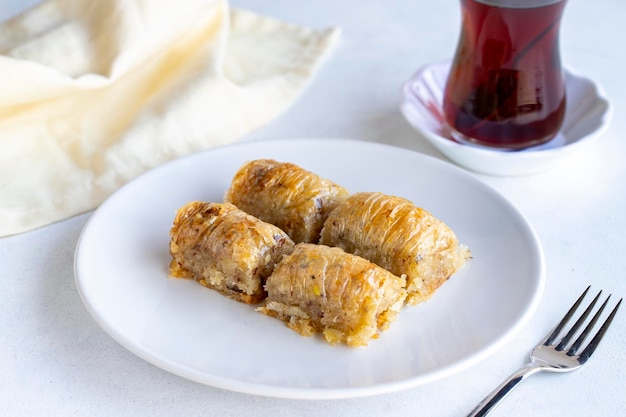 Baklava de noix sur une assiette blanche Baklava de saveur de cuisine turque Vue horizontale