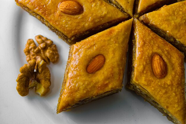 Baklava oriental aux noix et au miel sur une assiette blanche