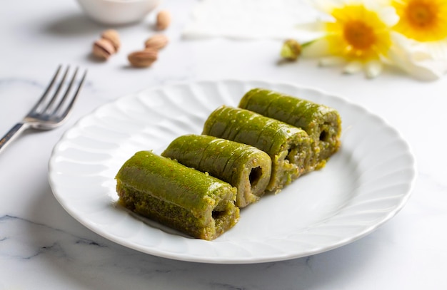 Baklava à la pistache. Arômes traditionnels du Moyen-Orient. Le nom local de Baklava est Fıstıklı Baklava ou fıstıkı dolama. Présentation et service de baklava à la pistée de style turc