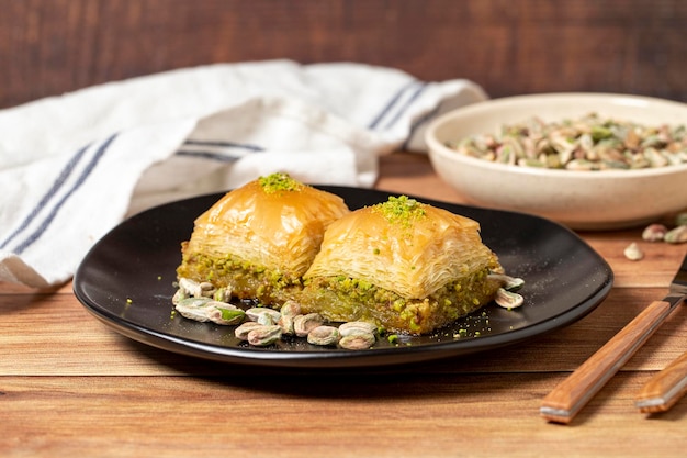 Baklava à la pistache sur fond en bois Delicacies de la cuisine turque Baklava turque en gros plan