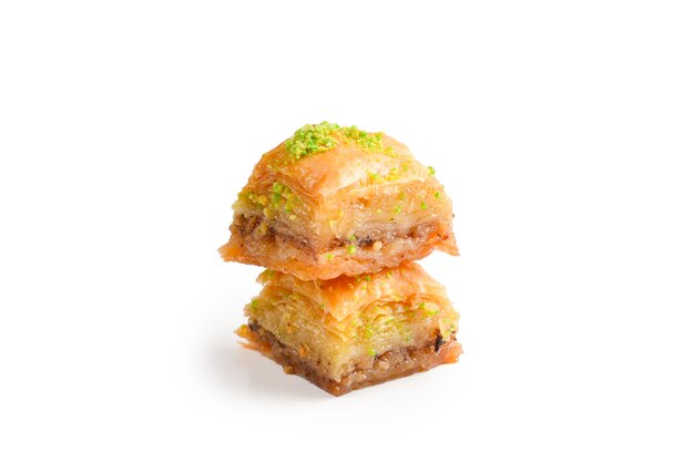 Baklava pistache isolé sur blanc