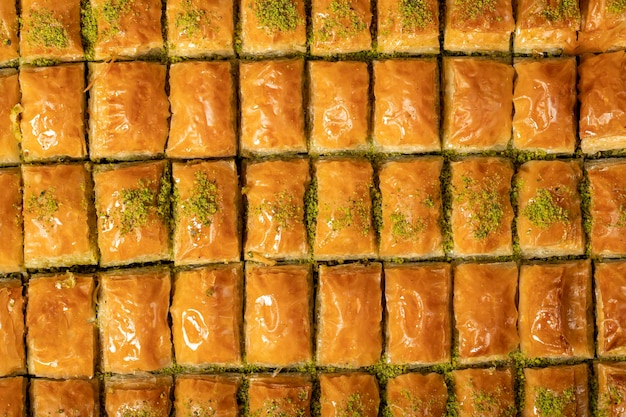 Photo baklava pistache sur parquet plateau de baklava cuisine traditionnelle turque délices sorbet bonbons vue de dessus